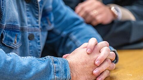 Der 28-Jährige, der laut Anklage seine Toter mit Gift umbringen wollte, sitzt im Verhandlungssaal des Landshuter Landgerichts.
