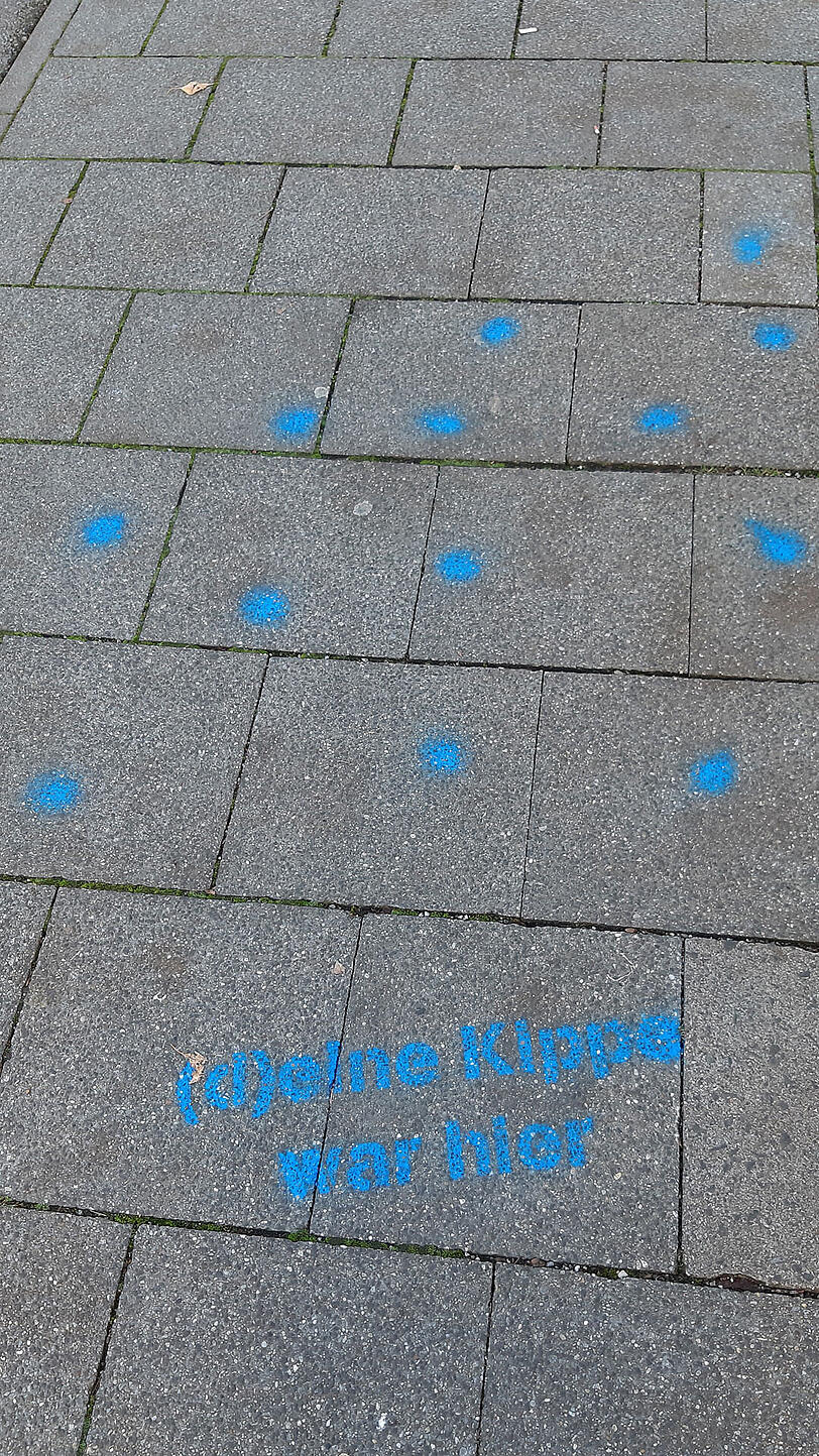 An jedem blauen Punkt lag zuvor eine achtlos weggeworfene Zigarettenkippe.