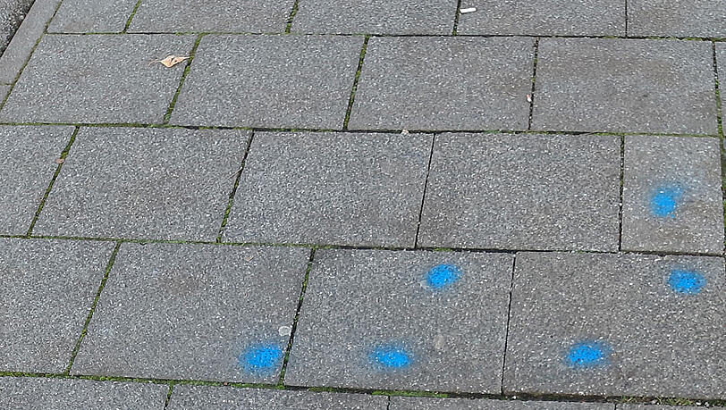 An jedem blauen Punkt lag zuvor eine achtlos weggeworfene Zigarettenkippe. An jedem blauen Punkt lag zuvor eine achtlos weggeworfene Zigarettenkippe.