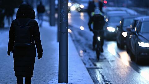 Auch Behinderungen im Stra&szlig;en- und Bahnverkehr sind m&ouml;glich. (Archivbild)