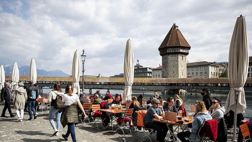 Ein Restaurant an der Reuss in Luzern, die Kapellbrücke ist im Hintergrund zu sehen.(Archivbild) Ein Restaurant an der Reuss in Luzern, die Kapellbrücke ist im Hintergrund zu sehen.(Archivbild)