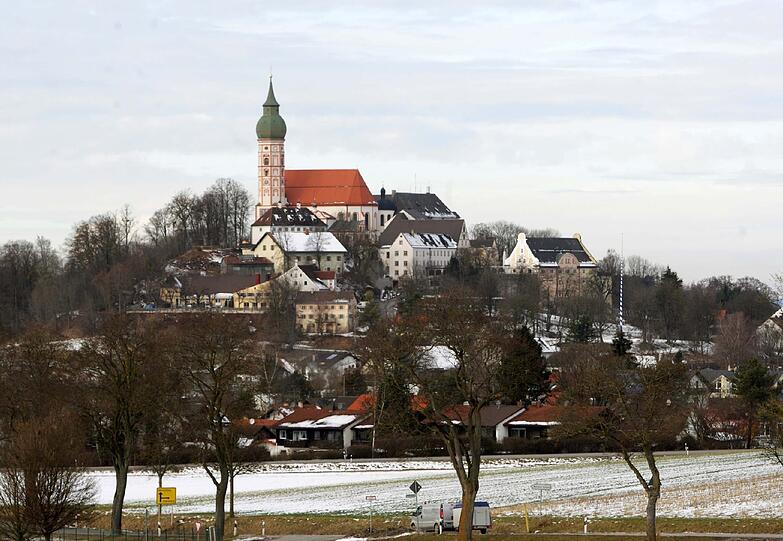 Im idyllischen Andechs haben Arbeiter beim Baumfällen ein Skelett entdeckt.