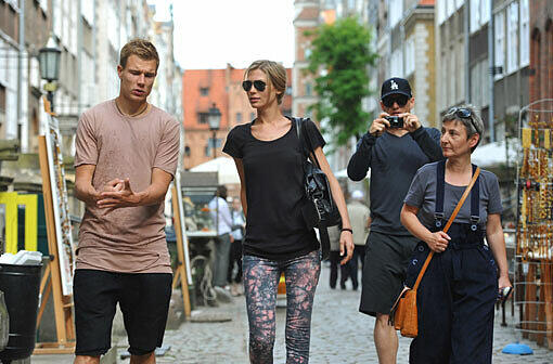 Was Holger Badstuber (l.) Sarah Brandner (M.), Freundin von Bastian Schweinsteiger (mit Kappe und Kamera) hier erklärt? Die Dame rechts ist übrigens die Stadtführerin.