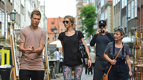 Was Holger Badstuber (l.) Sarah Brandner (M.), Freundin von Bastian Schweinsteiger (mit Kappe und Kamera) hier erklärt? Die Dame rechts ist übrigens die Stadtführerin.