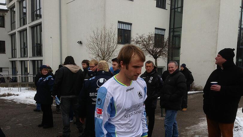 Daniel Bierofka hat sich beim Zusammenprall mit dem Schiedsrichter verletzt. Daniel Bierofka hat sich beim Zusammenprall mit dem Schiedsrichter verletzt.