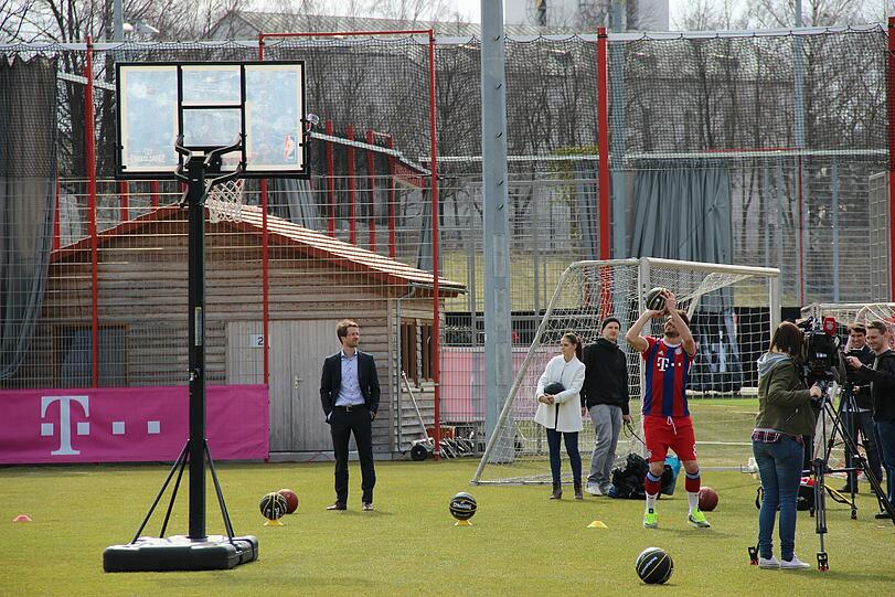 Javi Martinez könnte bald wieder ins Mannschaftstraining einsteigen. am Dienstag stand allerdings erstmal ein Sponsoren-Termin auf dem Programm. Die Bilder!