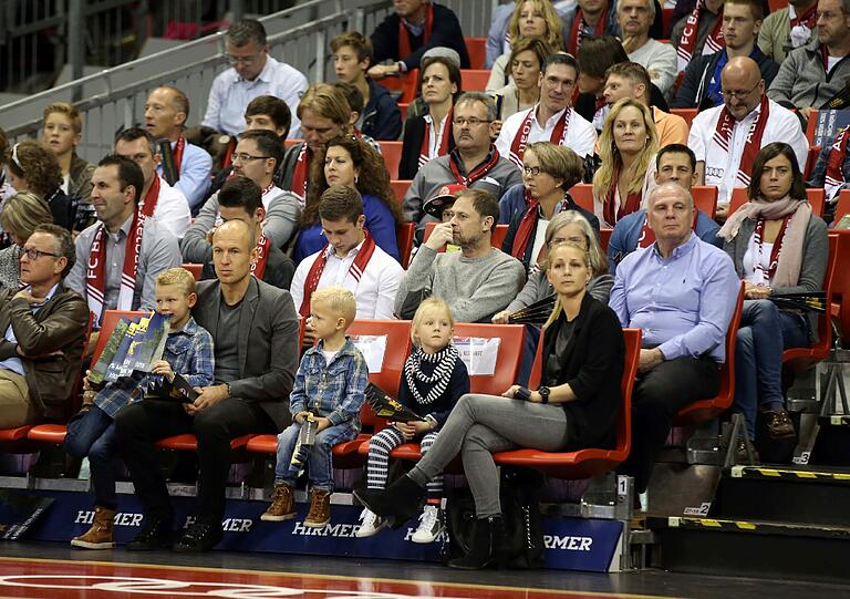Am Sonntag feuerte Uli Hoeneß mal wieder die Bayern Basketballer im Audi Dome an. Eine Reihe davor sah Arjen Robben mit seiner Frau und den drei Kindern beim Basketball zu. Die Bilder!