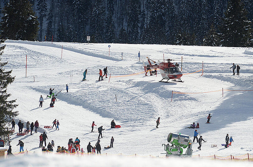 Der Rettungshubschrauber zeigt den Unfallort, an dem zwei Skifahrer starben.