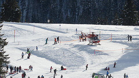Der Rettungshubschrauber zeigt den Unfallort, an dem zwei Skifahrer starben.