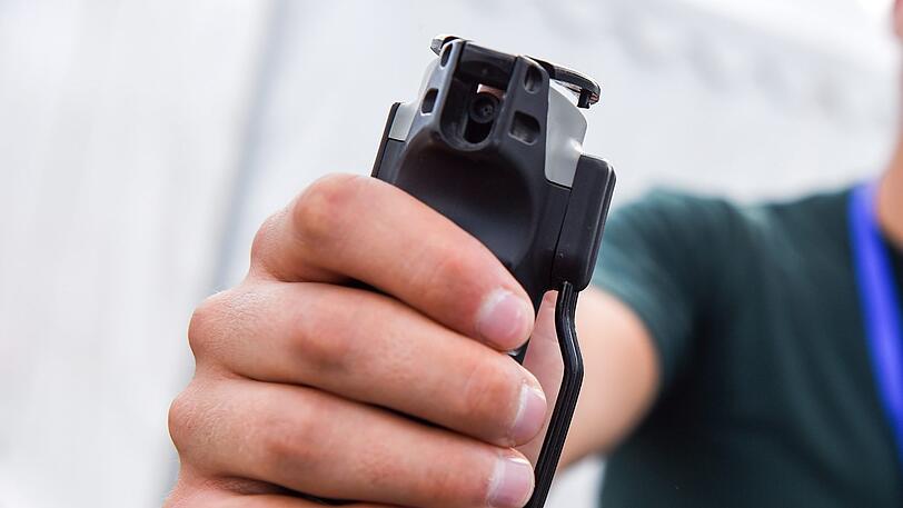 Ein junger Mann randalierte so heftig, dass ein Polizeibeamter zum Pfefferspray greifen musste.