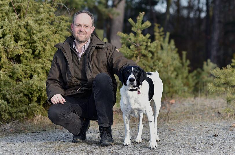 Tierpathologe Achim Gruber mit Hund Benni.