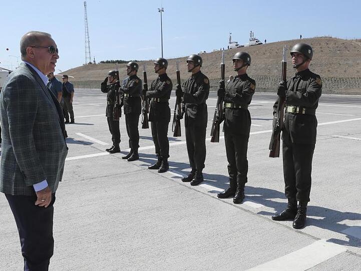 Recep Tyyip Erdogan (l) beim Besuch einer militärischen Ehrenwache in Bursa.