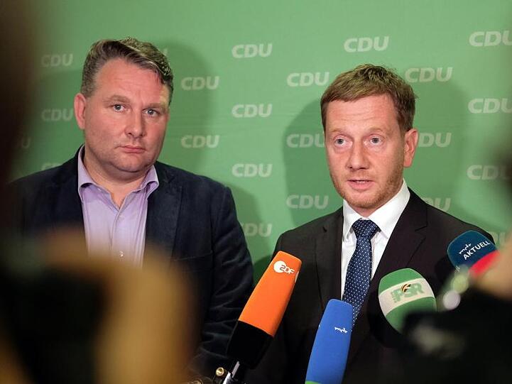 Sachsens Ministerpräsident Michael Kretschmer (CDU, r.) und CDU-Fraktionschef Christian Hartmann streben Gespräche mit Grünen und SPD an.