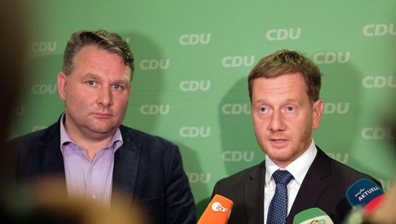 Sachsens Ministerpräsident Michael Kretschmer (CDU, r.) und CDU-Fraktionschef Christian Hartmann streben Gespräche mit Grünen und SPD an. Sachsens Ministerpräsident Michael Kretschmer (CDU, r.) und CDU-Fraktionschef Christian Hartmann streben Gespräche mit Grünen und SPD an.