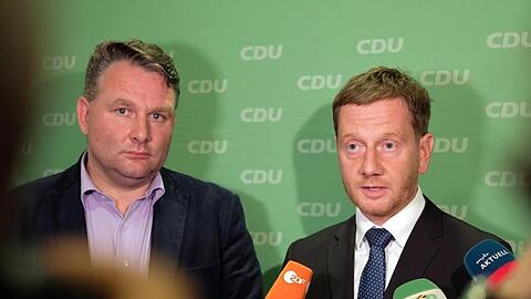 Sachsens Ministerpräsident Michael Kretschmer (CDU, r.) und CDU-Fraktionschef Christian Hartmann streben Gespräche mit Grünen und SPD an.