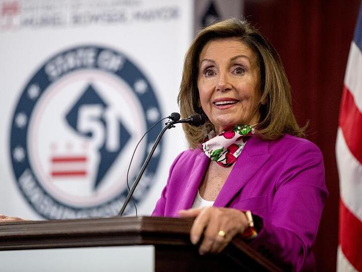 Die Sprecherin des US-Repräsentantenhauses, Nancy Pelosi, spricht bei einer Pressekonferenz.