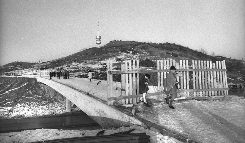 Weihnachten1970: Die Münchner nehmen ihren "Olympiapark" in Beschlag.