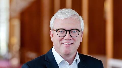 Ulrich Jagels schaut in die Kamera.
