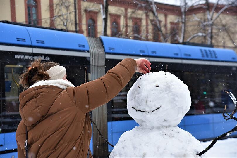 Diesem fröhlichen Schneemann dienen Stöckchen als Haare.