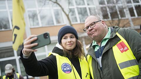 Selfie mit Verdi: Luisa Neubauer, Aktivistin von Fridays for Future, Anfang Februar in Berlin an einem Busdepot mit Streikleiter Lothar.