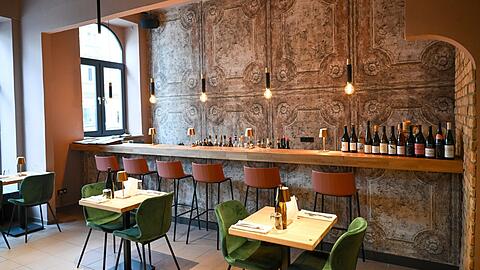 Modern trifft antik in der Weinträne: Das Lokal ist zwar schick, aber trotzdem gemütlich und nicht elitär.