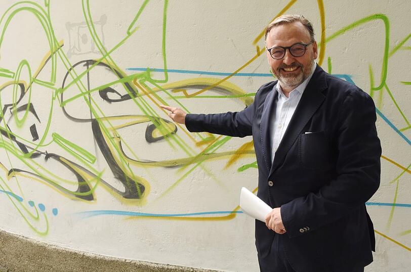 Findet Anton Biebl den Weg durch den staatlichen Kunstdschungel? Oder Sumpf? Vor den Graffitis an der Münchner Großmarkthalle hatte er vor drei Jahren jedenfalls noch was zu lachen. Wobei man die Kraft der guten Laune nicht unterschätzen sollte.