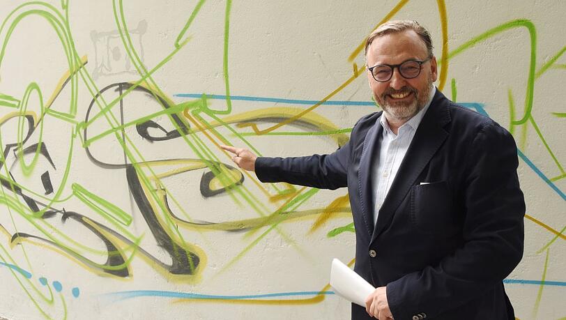Findet Anton Biebl den Weg durch den staatlichen Kunstdschungel? Oder Sumpf? Vor den Graffitis an der Münchner Großmarkthalle hatte er vor drei Jahren jedenfalls noch was zu lachen. Wobei man die Kraft der guten Laune nicht unterschätzen sollte. Findet Anton Biebl den Weg durch den staatlichen Kunstdschungel? Oder Sumpf? Vor den Graffitis an der Münchner Großmarkthalle hatte er vor drei Jahren jedenfalls noch was zu lachen. Wobei man die Kraft der guten Laune nicht unterschätzen sollte.