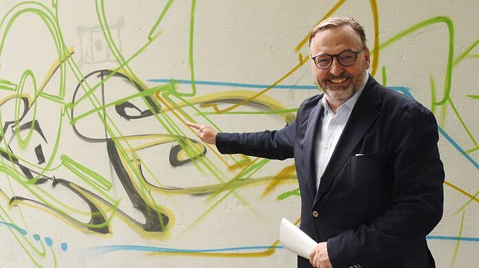 Findet Anton Biebl den Weg durch den staatlichen Kunstdschungel? Oder Sumpf? Vor den Graffitis an der Münchner Großmarkthalle hatte er vor drei Jahren jedenfalls noch was zu lachen. Wobei man die Kraft der guten Laune nicht unterschätzen sollte.