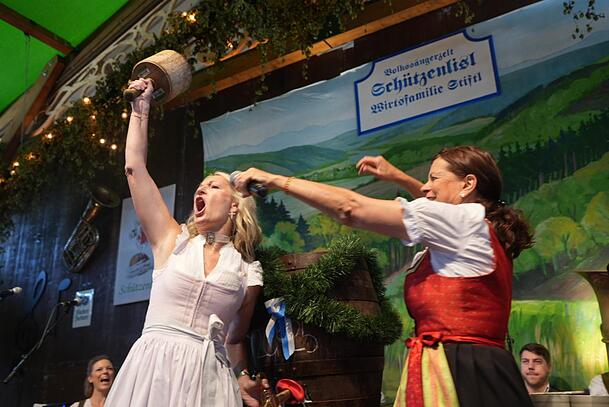 Gekonnt ist gekonnt: Im Schützenlisl-Festzelt griff Monika Gruber zum Anstich-Hammer. Gekonnt ist gekonnt: Im Schützenlisl-Festzelt griff Monika Gruber zum Anstich-Hammer.