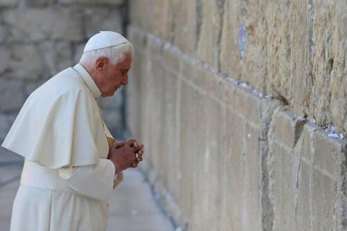 Der Papst betet lange und still: Benedikt  XVI. an der Klagemauer in Jerusalem