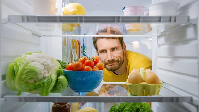 Viele Lebensmittel halten um ein Vielfaches länger, wenn sie im Kühlschrank gelagert werden. Darüber hinaus behalten sie auf diese Weise mehr von ihrem Geschmack und ihren Nährstoffen. Allerdings trifft das nicht automatisch auf jedes Lebensmittel zu. Obendrein kommt es auch darauf an, in welcher Abteilung des Kühlschranks eine bestimmte Speise gelagert wird. Viele Lebensmittel halten um ein Vielfaches länger, wenn sie im Kühlschrank gelagert werden. Darüber hinaus behalten sie auf diese Weise mehr von ihrem Geschmack und ihren Nährstoffen. Allerdings trifft das nicht automatisch auf jedes Lebensmittel zu. Obendrein kommt es auch darauf an, in welcher Abteilung des Kühlschranks eine bestimmte Speise gelagert wird.