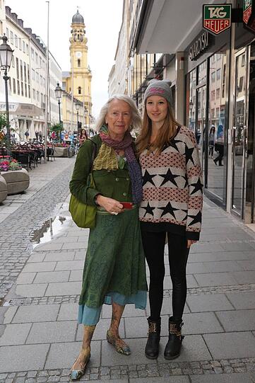 Brigitte H. (77) (mit Enkelin Pernilla, 18): &bdquo;Ich habe mehrere Lieblingsstraßen. Etwa die Fridastraße in Solln - da gibt es die Boutique Edwards mit Mode für Jung und Alt, außerdem einen Metzger, Blumen- und Zeitschriftenladen. Toll ist auch die Hohenzollernstraße.&ldquo;