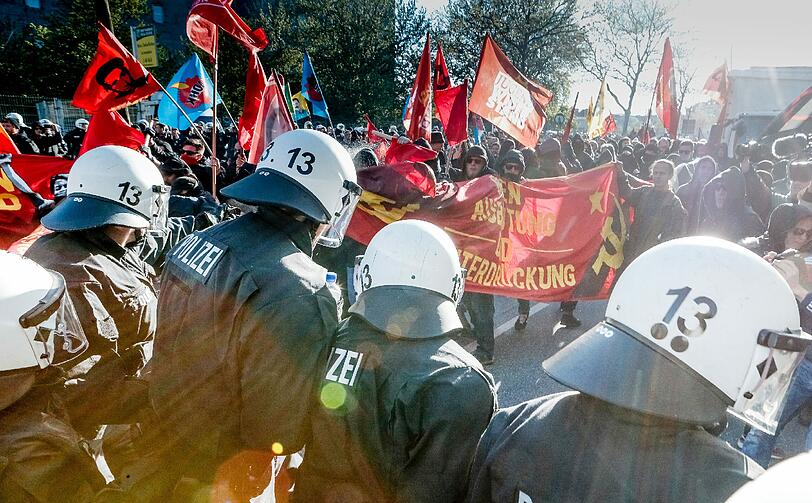 In Hamburg kam es bei zwei "revolutionären" Demonstrationen am Freitagabend zu Ausschreitungen. Die «Revolutionäre 1. Mai»-Demo in der Hansestadt stand unter dem Motto «Hamburg sieht rot»