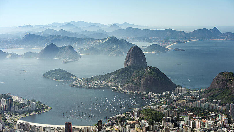 Postkarten-Traum: der Zuckerhut und paradiesische Strände in Rio de Janeiro. Doch das Land steckt in der Krise. Für 2015 wird ein Rückgang der Wirtschaftsleistung um 2,1 und der Investitionen um 9 Prozent erwartet. Postkarten-Traum: der Zuckerhut und paradiesische Strände in Rio de Janeiro. Doch das Land steckt in der Krise. Für 2015 wird ein Rückgang der Wirtschaftsleistung um 2,1 und der Investitionen um 9 Prozent erwartet.