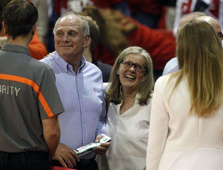 Edel-Fan Uli Hoeneß gab beim Playoffs-Auftakt im Audi Dome alles - die Bilder.
