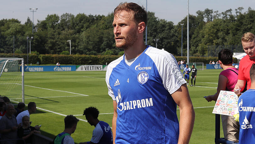 Auf dem Abstellgleis? Benedikt Höwedes im Schalke-Training. Auf dem Abstellgleis? Benedikt Höwedes im Schalke-Training.