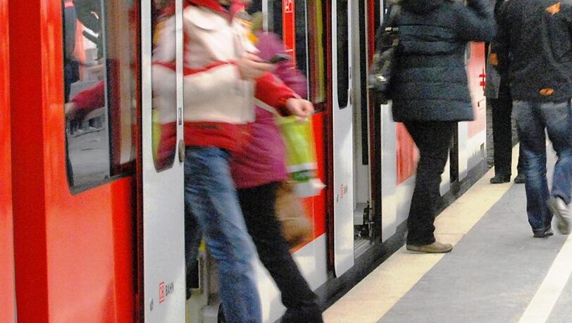 Ein einer S-Bahn der Linie S4 kam es am Sonntagabend zu einem heftigen Übergriff. Die Bundespolizei ermittelt. Ein einer S-Bahn der Linie S4 kam es am Sonntagabend zu einem heftigen Übergriff. Die Bundespolizei ermittelt.