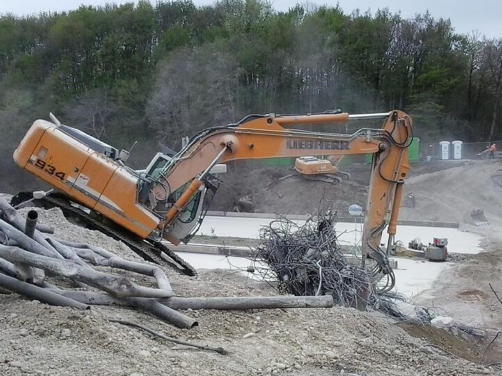Großbaustelle: Die Brücke der Westendstraße über die A 96 wird zur Hälfte abgerissen - und die Autobahn ist gesperrt.