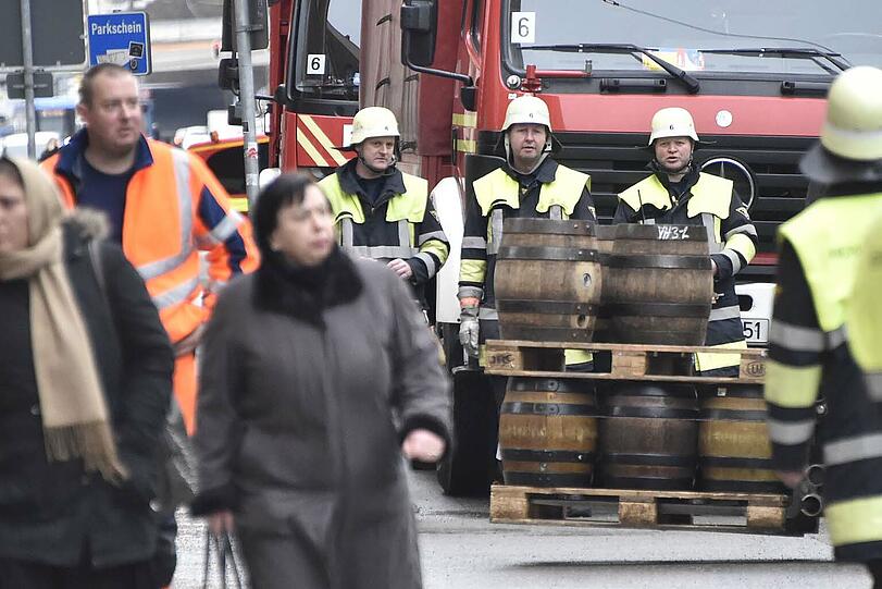 Die Feuerwehr musste dem havarierten Lkw wieder auf die Straße helfen. Die Bilder vom Einsatz am Montagvormittag.