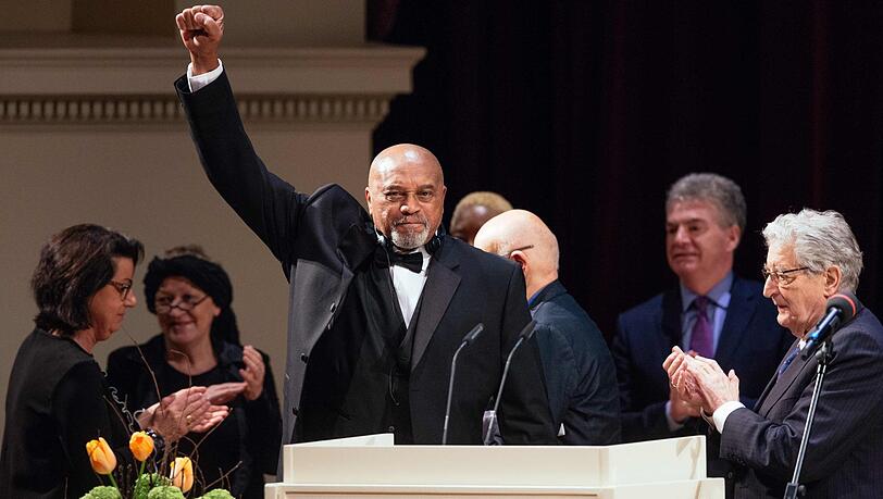 Engagiert sich sein Leben lang im Kampf gegen Rassismus: Tommie Smith. Engagiert sich sein Leben lang im Kampf gegen Rassismus: Tommie Smith.