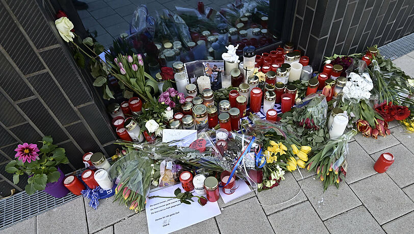 Vor der Haustür des Hochhauses, in dem Willi Herren wohnte, stehen Kerzen und liegen Blumen sowie Briefe. Vor der Haustür des Hochhauses, in dem Willi Herren wohnte, stehen Kerzen und liegen Blumen sowie Briefe.