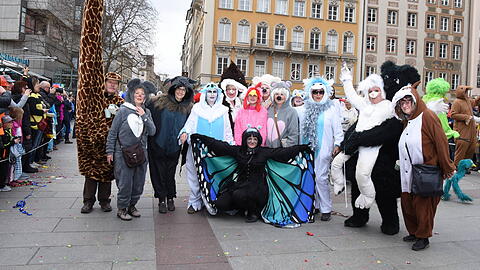 Verkleidete Faschings-Gänger am Marienplatz. Vor allem die Indianer-Verkleidung sorgt aktuell für reichlich Diskussionen.