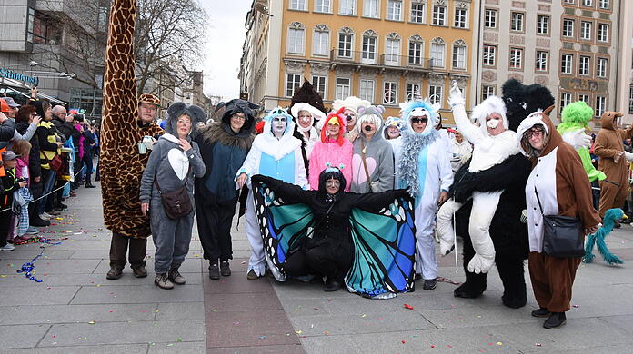 Verkleidete Faschings-Gänger am Marienplatz. Vor allem die Indianer-Verkleidung sorgt aktuell für reichlich Diskussionen.