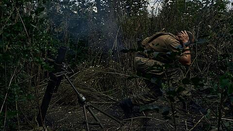 Ein ukrainischer Soldat feuert in der Nähe von Bachmut einen Mörser in Richtung der russischen Stellungen.