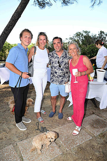 Auf sie freute sich Veranstalter Falk Raudies (Mitte) besonders: Heidrun "Heidi" Beckenbauer mit Sohn Joel und Susanne Schäfer (Witwe von Andreas "Andy" Brehme).