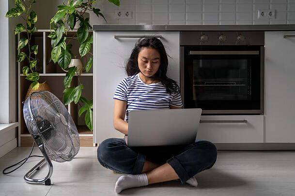 Ein Ventilator macht das Arbeiten im Home Office bei großer Hitze angenehmer. Er sollte aber nicht direkt auf einen gerichtet sein. Ein Ventilator macht das Arbeiten im Home Office bei großer Hitze angenehmer. Er sollte aber nicht direkt auf einen gerichtet sein.