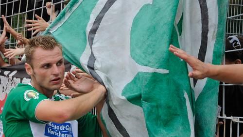 Hält die Fürther Fahne hoch: Bernd Nehrig, der vom Stürmer mittlerweile zum Defensiv-Allrounder umgeschult hat.
