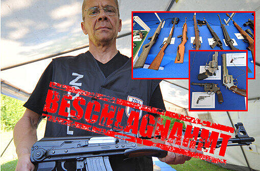 Ein Zollfahnder präsentiert ein beschlagnahmtes Kalaschnikow-Maschinengewehr.