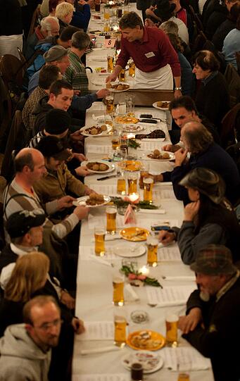 Fast 1.000 Bedürftige und Obdachlose feierten Heiligabend im Hofbräuhaus. Der Männerfürsorgeverein hatte zu der Feier mit Gulasch, Knödeln und Stollen geladen.