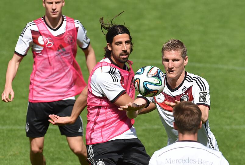 Bastian Schweinsteiger (r) kann wieder mit der Mannschaft trainieren.